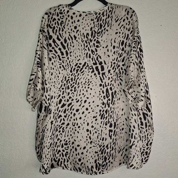 Adrienne Animal PRINT Black/Cream V-Neck PONCHO TUNIC Size Medium Oversized - Picture 2 of 8